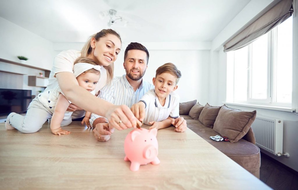 Epargne -Famille qui économise